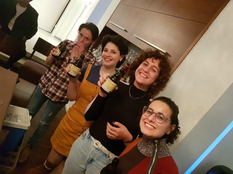 זיו מנור והצוות מתנדבים בעמותת זיכרון מנחם